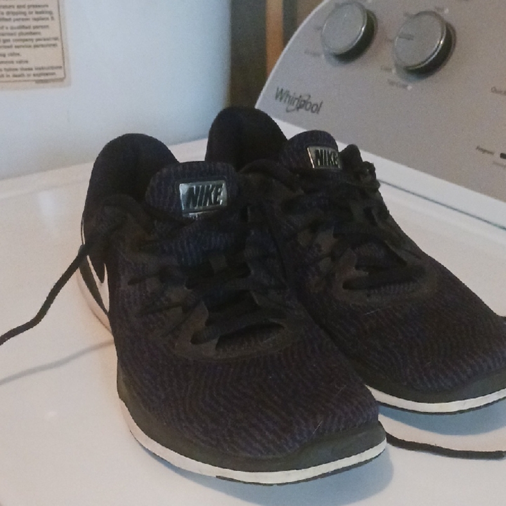 Nike Women's Black And Silver Athletic Shoes